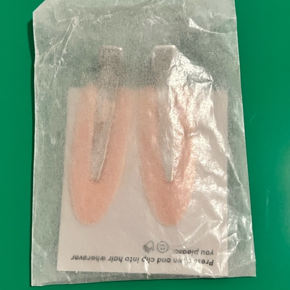 GLOSSIER BNWT SOLD OUT/LIMITED EDITION HAIR CLIPS IN PINK - will not be back! - Picture 3 of 8
